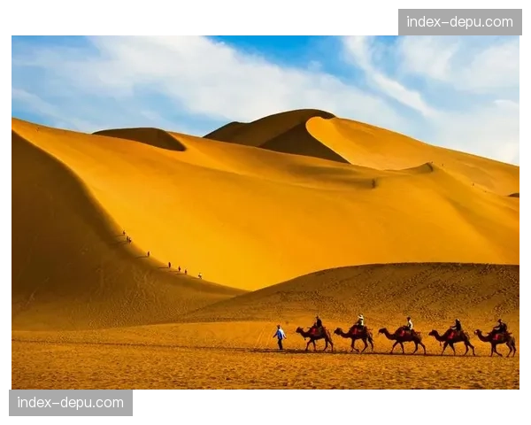 大漠孤烟中突然矗立的陡峭山峰：环阿联酋戏剧性的地形反差景观