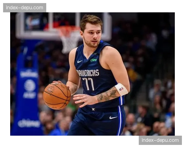 官方伤情更新：独行侠东契奇因腿筋伤势确定缺席季后赛首轮前两战，球队进攻效率面临考验